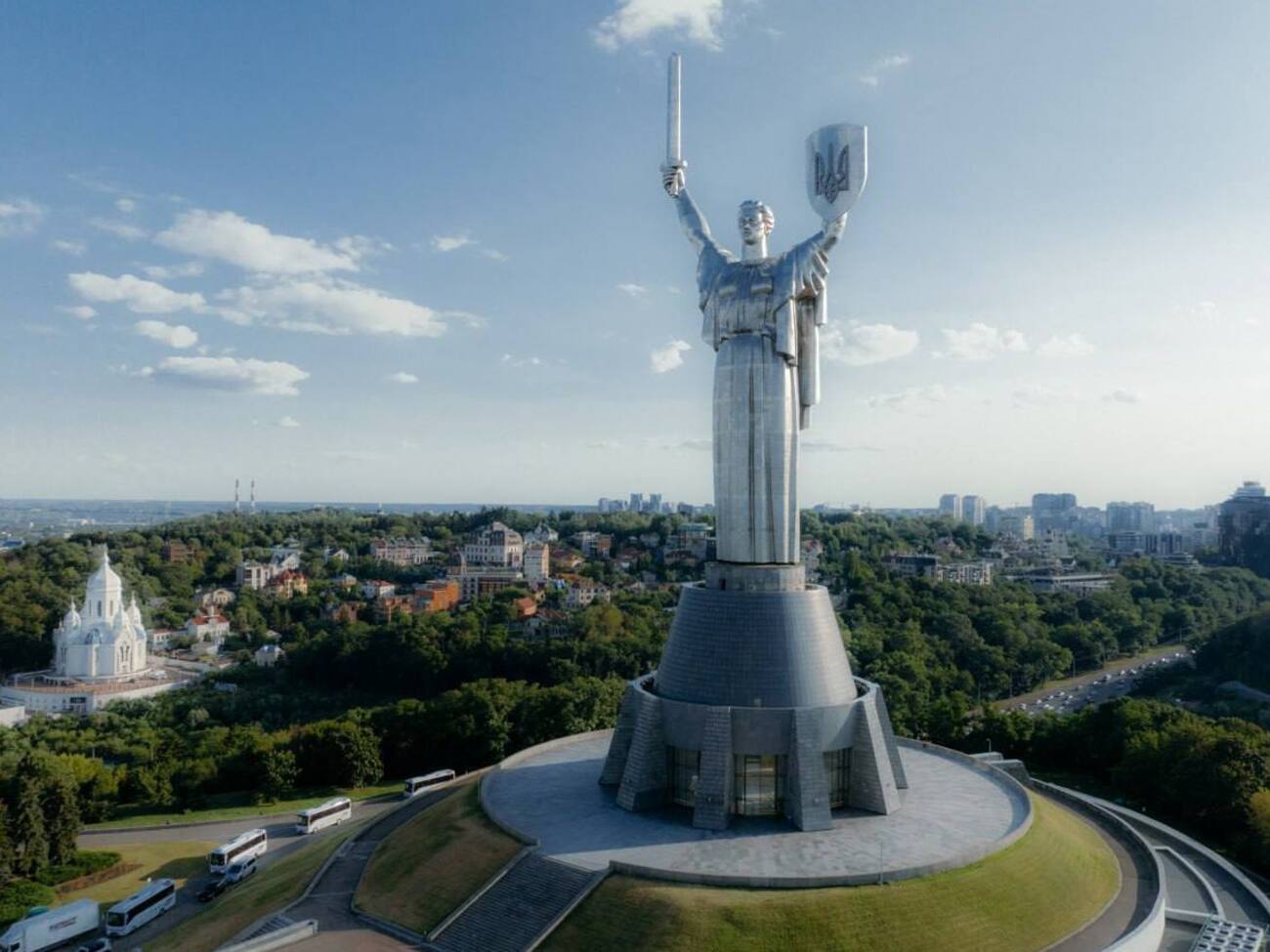 В Минкульте отметили, что пока официально остается старое название, использование названия "Украина-мать" не запрещено