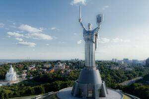 В Минкульте отметили, что пока официально остается старое название, использование названия "Украина-мать" не запрещено