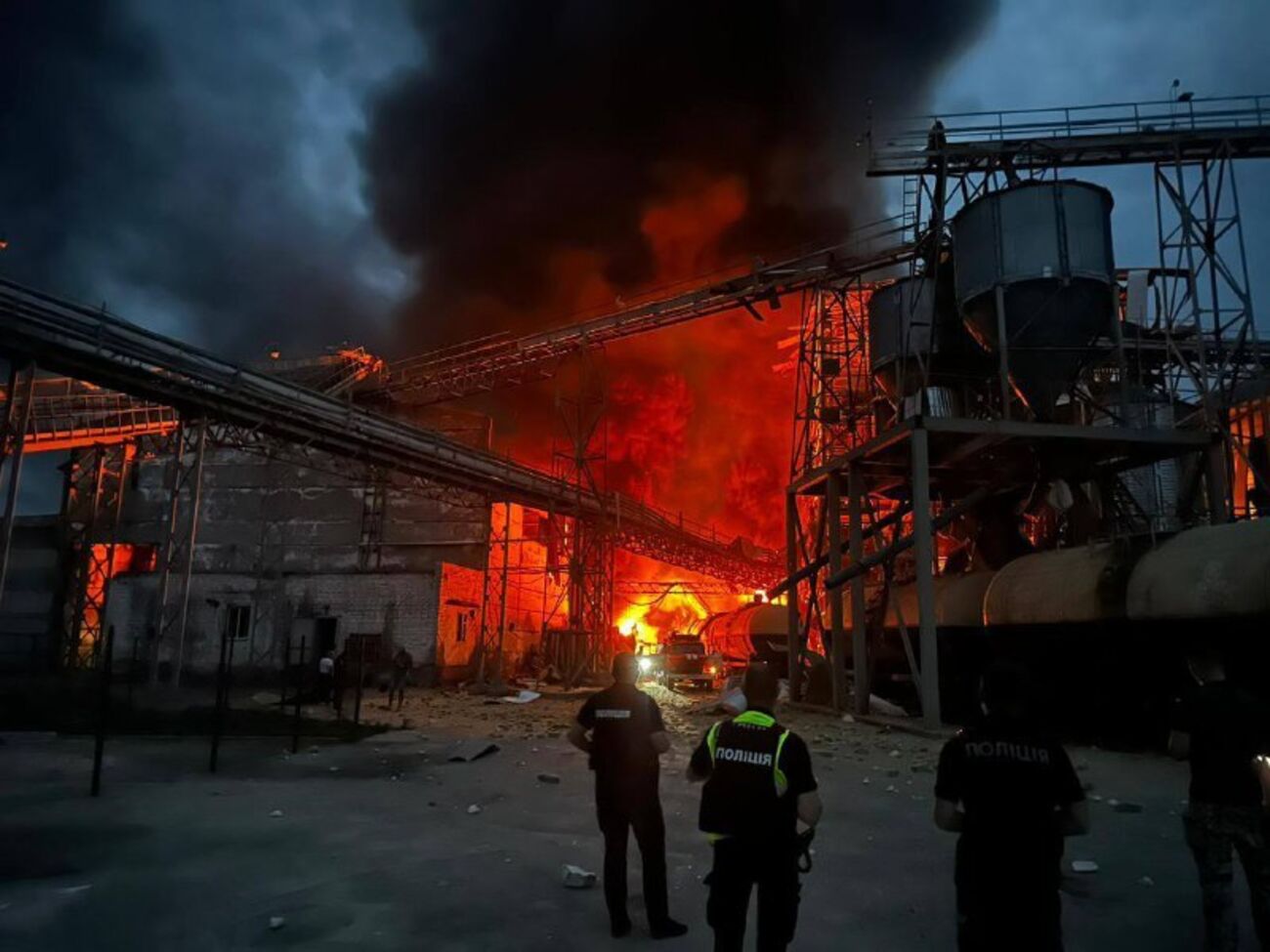 На месте попадания ракеты возник пожар