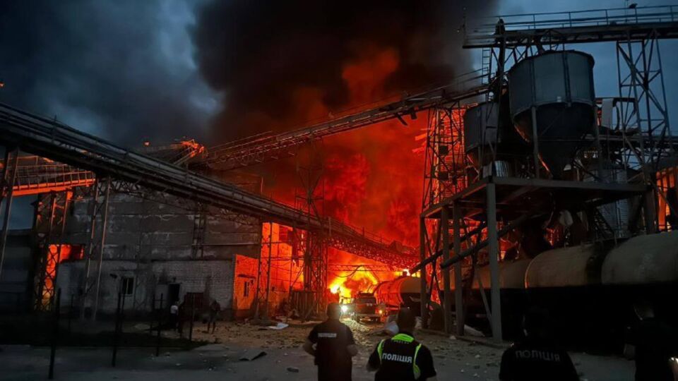 На місці влучання ракети виникла пожежа