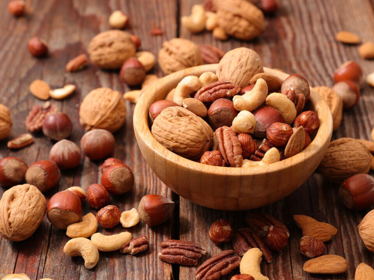 Во время замачивания орехи в том числе очищаются от грязи