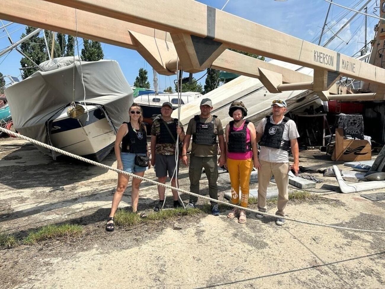 "Метинвест" передает бронежилеты совместно со спортсменом Денисом Силантьевым
