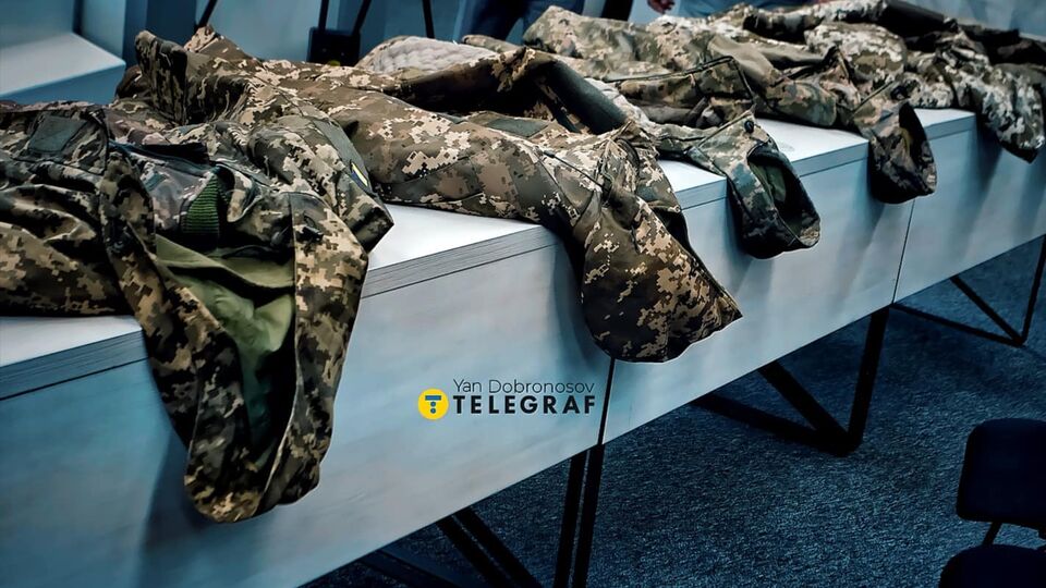 Резніков особисто показав журналістам куртки, які доправили відповідно до договору з Туреччиною
