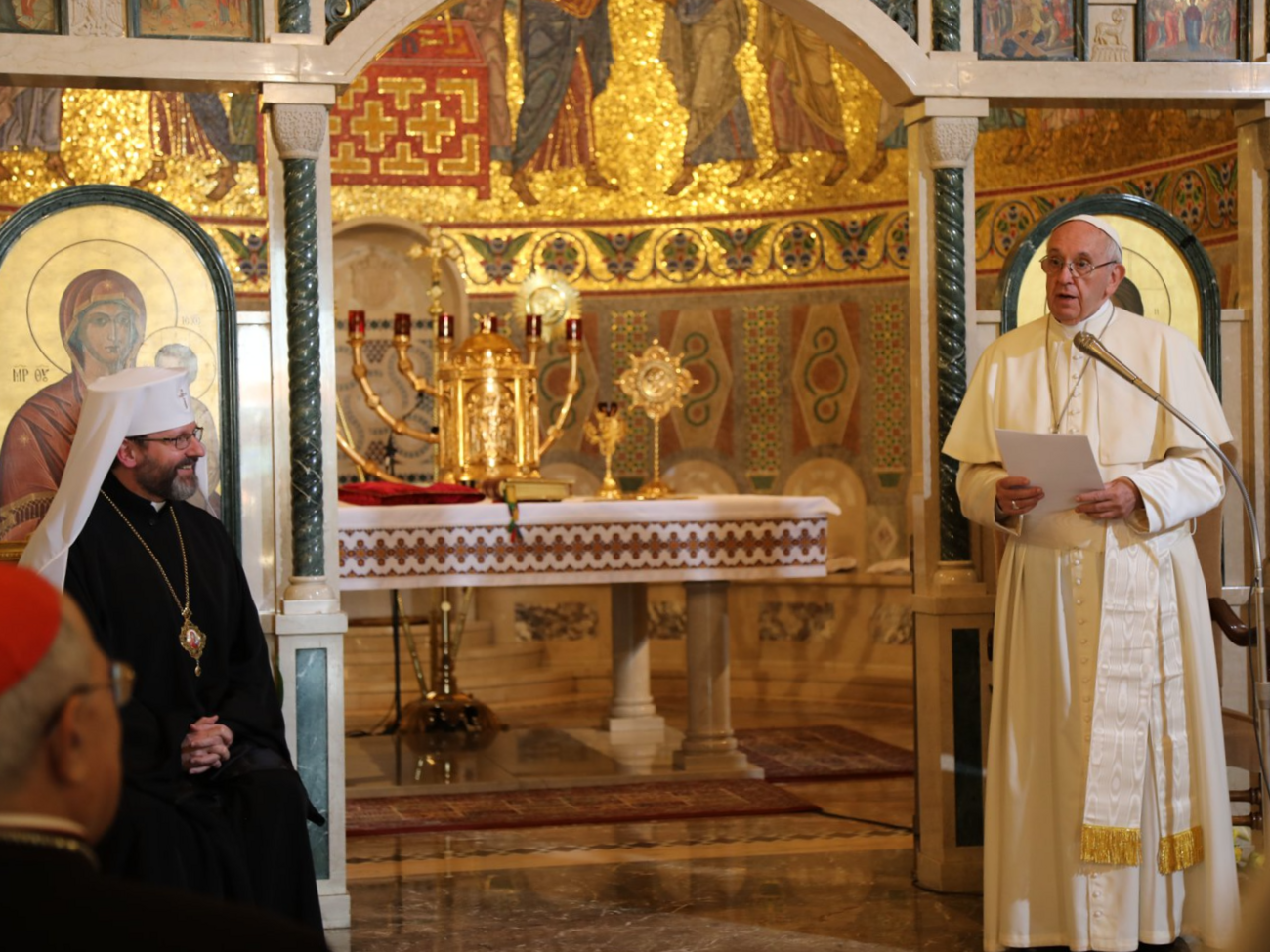 Святослав считает, что во время войны папа римский (справа) не понимает Украину, а Украина "не понимает папу"