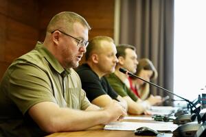 Решение о запрете проведения праздничных мероприятий, посвященных началу нового учебного года, приняли на заседании совета обороны Полтавской области, отметил Лунин