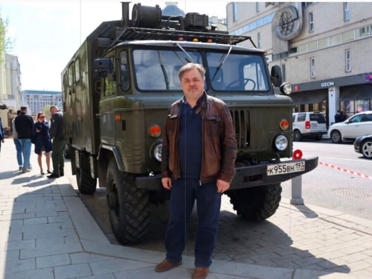 Активісти нагадали, що у квітні актори "Ленкому" незаконно перетнули кордони України, щоб доправити російським окупантам автомобіль