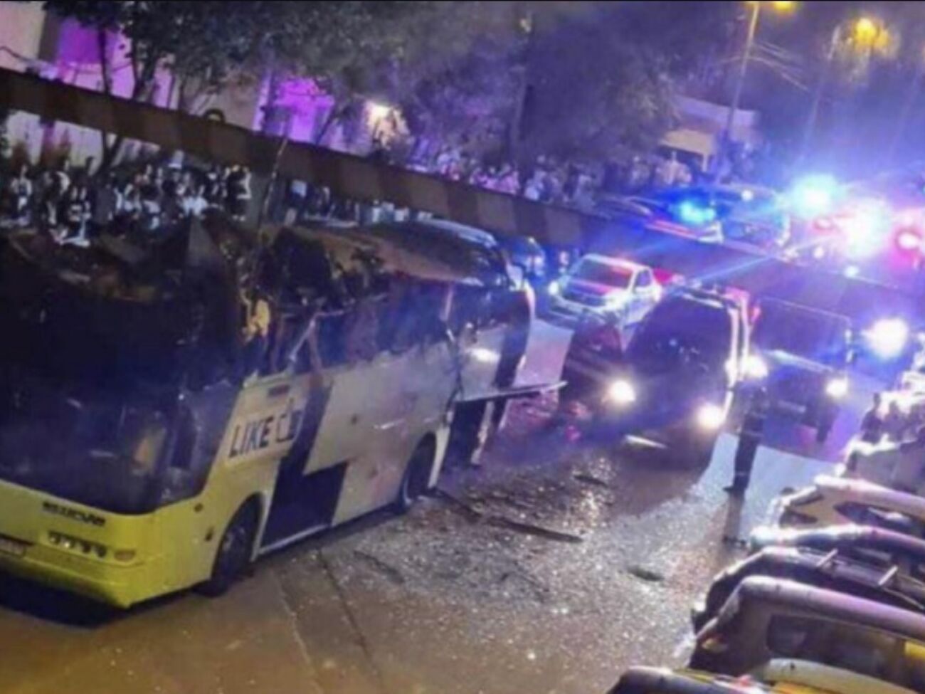 Автобус врізався в обмежувач висоти