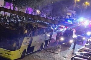 Автобус врезался в ограничитель высоты