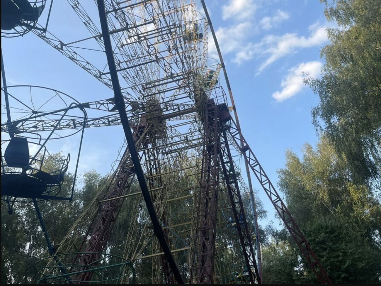 Люди застряли на колесе из-за отключения электричества