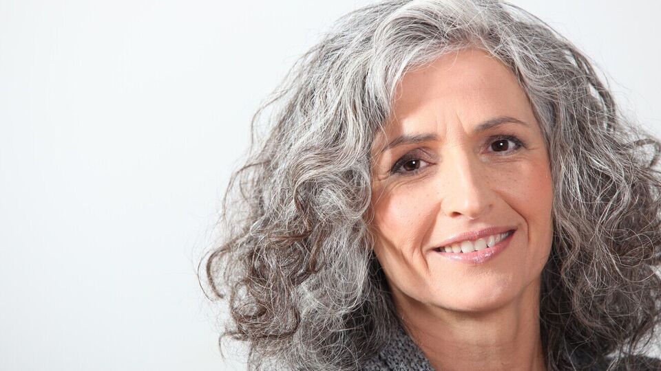 Експертка радить наносити засіб доти, доки сивина не зникне