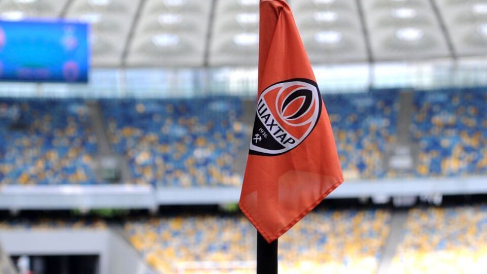 Сериал рассказывает о вызовах, с которыми не сталкивалась ни одна команда в современном спорте