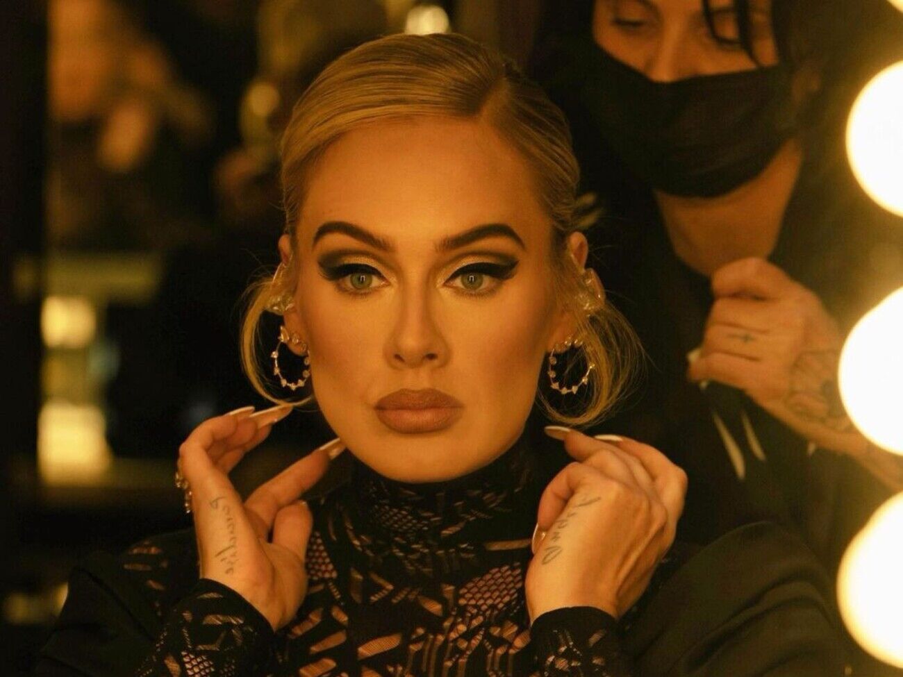 В 2020 году Адель удивила поклонников кардинальными переменами во внешности. Тогда артистка похудела на 45 кг