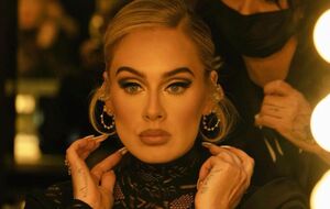 В 2020 году Адель удивила поклонников кардинальными переменами во внешности. Тогда артистка похудела на 45 кг