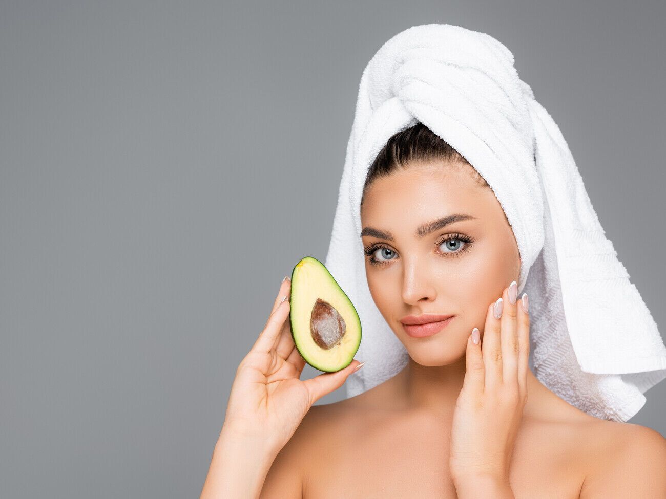 За словами експертки, олія на основі серцевини авокадо живить, зволожує та відновлює клітини шкіри