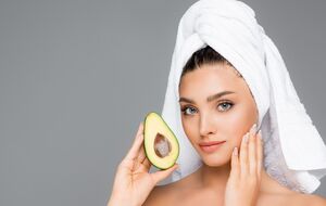 По словам эксперта, масло на основе седцевины авокадо питает, увлажняет и восстанавливает клетки кожи