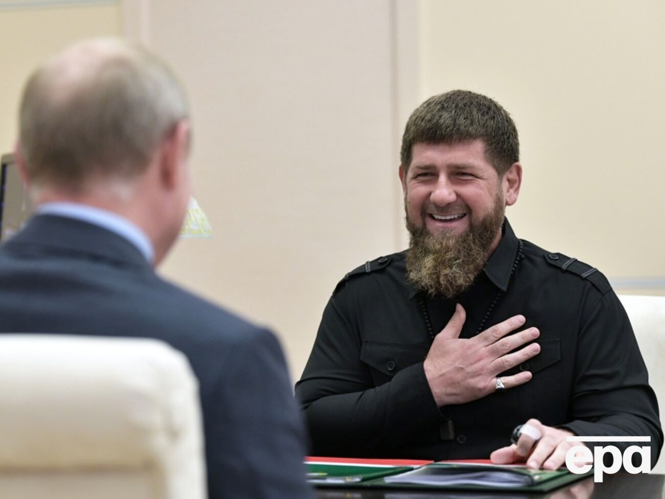 Кадиров (праворуч) намагається "зміцнити свою репутацію" прибічника Путіна, зазначили у британській розвідці