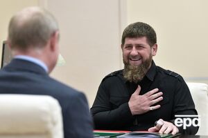 Кадиров (праворуч) намагається "зміцнити свою репутацію" прибічника Путіна, зазначили у британській розвідці