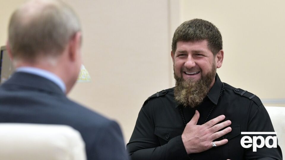 Кадыров (справа) пытается "укрепить свою репутацию" сторонника Путина, отметили в британской разведке