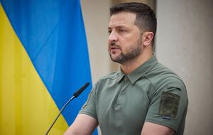 Зеленський: Україна має перемогти, щоб не відводити очей від поглядів на фотографіях воїнів на Стіні пам'яті й інших меморіалах