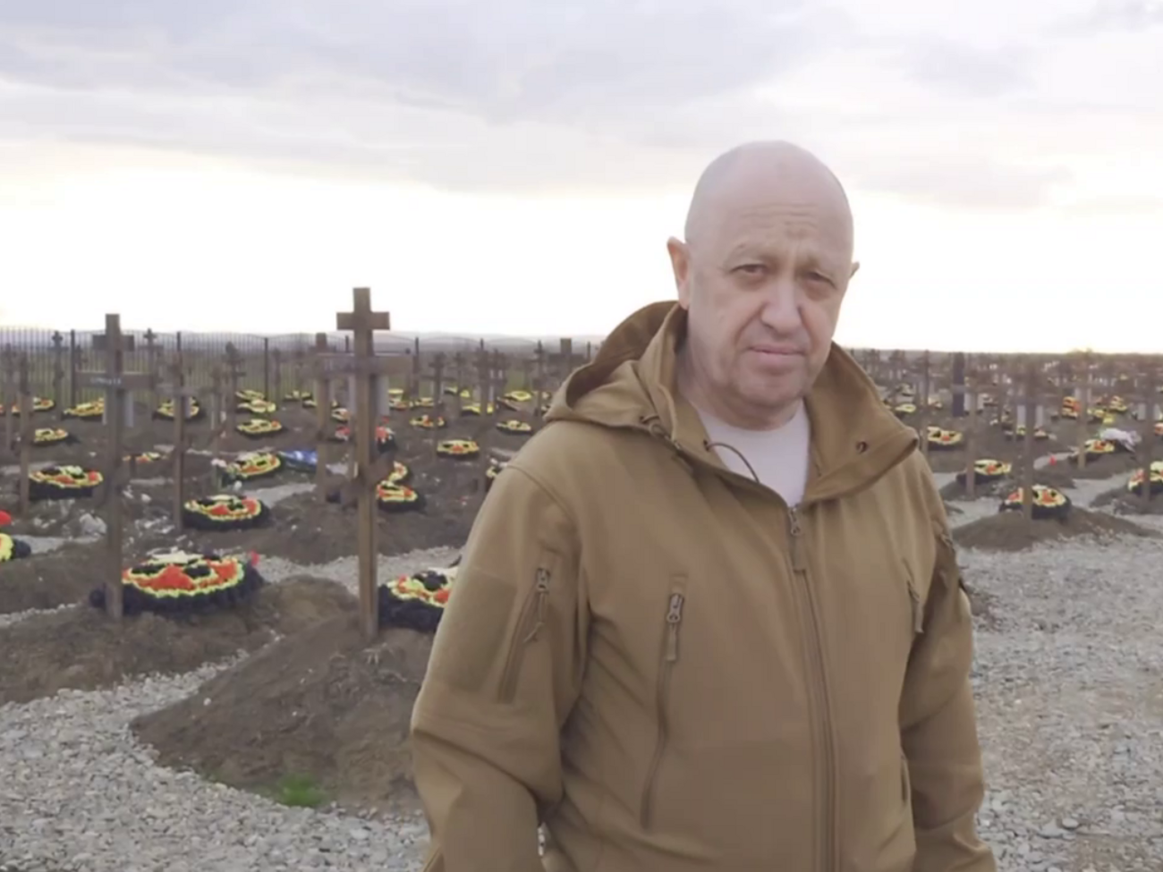 Пригожина похоронили втихую, на полузакрытом кладбище в Питере, без почестей, официальных речей и гостей. Даже мертвого Путин, Шойгу и Герасимов его боятся