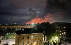 В Пскове горит нефтебаза, в районе городского аэропорта, по свидетельству очевидцев, раздавались взрывы и стрельба