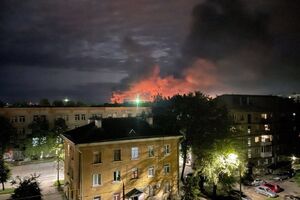 В Пскове горит нефтебаза, в районе городского аэропорта, по свидетельству очевидцев, раздавались взрывы и стрельба