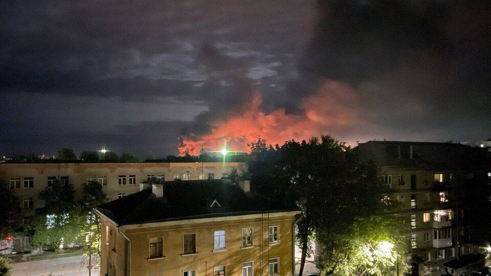 В Пскове горит нефтебаза, в районе городского аэропорта, по свидетельству очевидцев, раздавались взрывы и стрельба