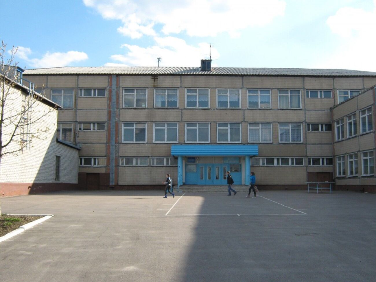 Школьников вывозят из Ясиноватой в РФ из-за невозможности очного обучения и отказа от дистанционного, отметили в ЦНС