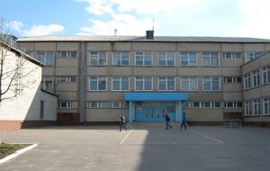 Школьников вывозят из Ясиноватой в РФ из-за невозможности очного обучения и отказа от дистанционного, отметили в ЦНС