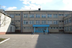 Школьников вывозят из Ясиноватой в РФ из-за невозможности очного обучения и отказа от дистанционного, отметили в ЦНС