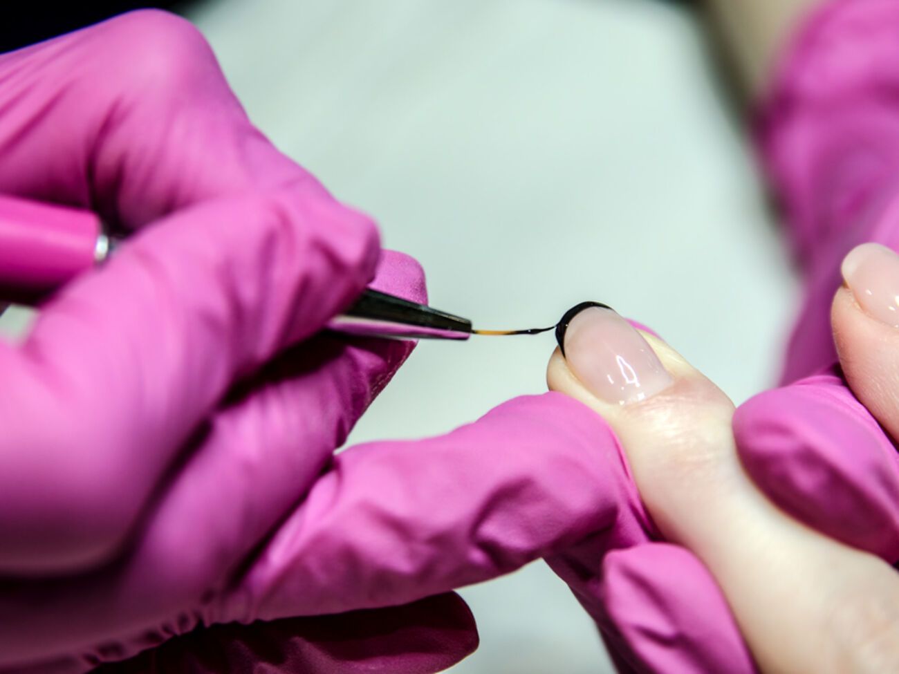 В маникюре используется тонкая кисть