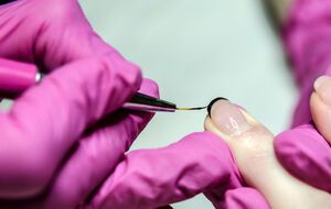 В маникюре используется тонкая кисть