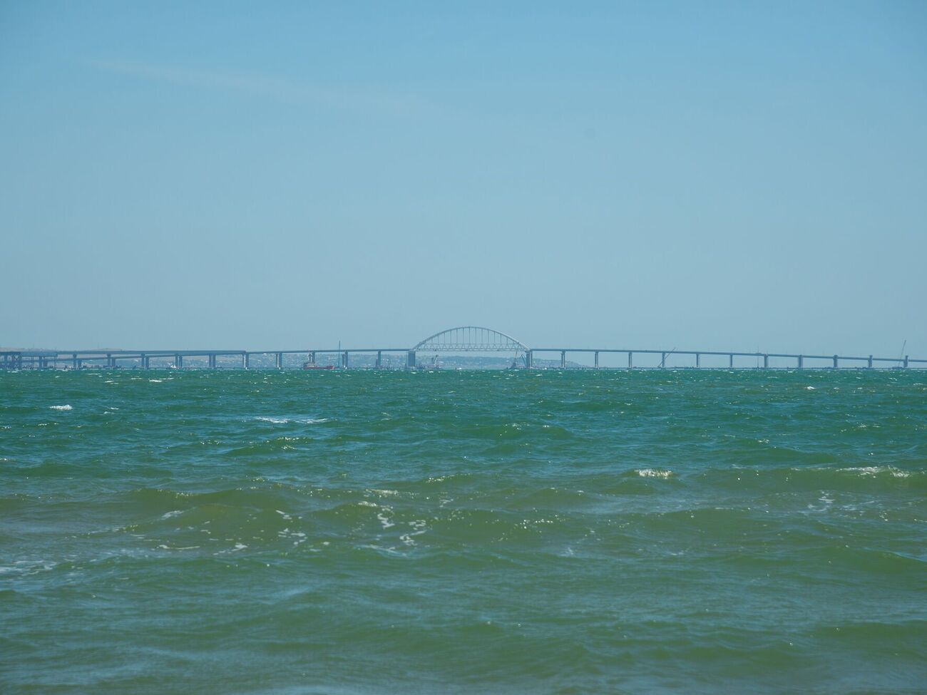 После второго взрыва на Крымском мосту оккупанты ужесточили проверки в Керченском проливе