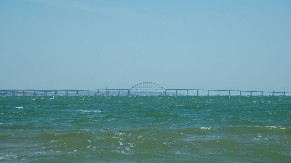 После второго взрыва на Крымском мосту оккупанты ужесточили проверки в Керченском проливе