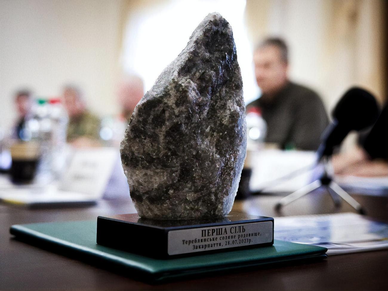 Микита сообщил, что передал Зеленскому первую соль, добытую в рамках разработки Тереблянского соляного месторождения в Тячевском районе