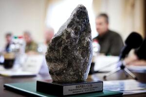 Микита сообщил, что передал Зеленскому первую соль, добытую в рамках разработки Тереблянского соляного месторождения в Тячевском районе