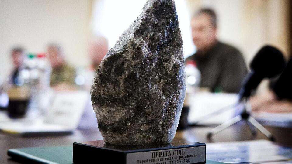 Микита повідомив, що передав Зеленському першу сіль, видобуту в межах розроблення Тереблянського соляного родовища в Тячівському районі
