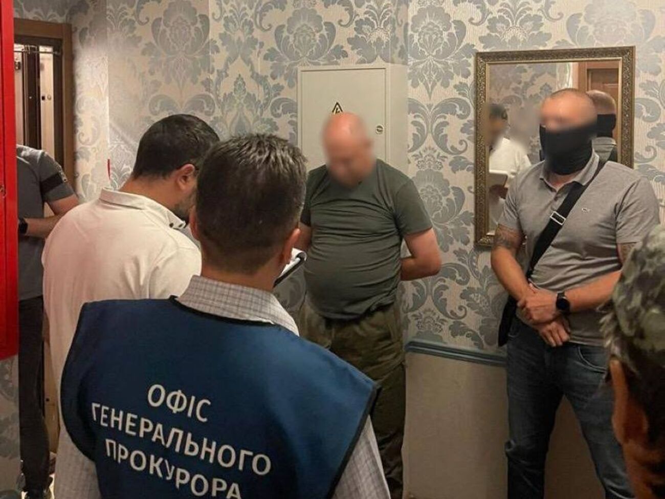 Чиновнику сообщили о подозрении в организации нелегального выезда за границу