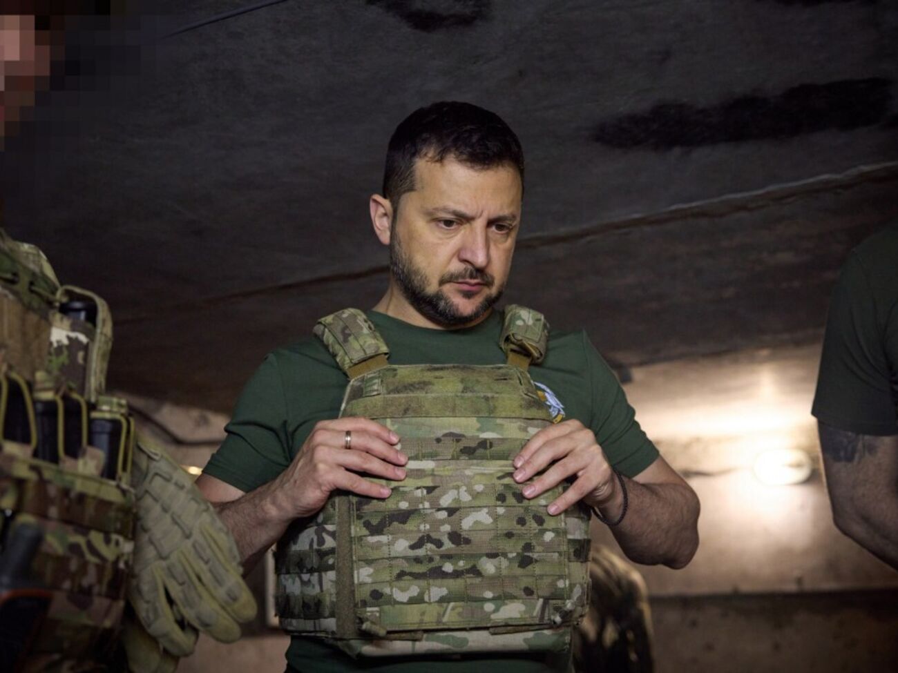 Зеленский: Бои тяжелые, оккупанты всеми силами пытаются остановить наших ребят. Штурмы очень жестокие