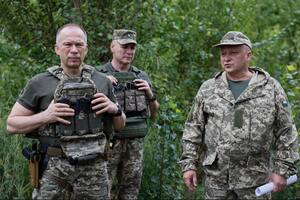 Сирський (зліва): Спільно з командирами оперативно-тактичних угруповань і бригад ми щоденно аналізуємо обстановку, на місцях приймаємо рішення