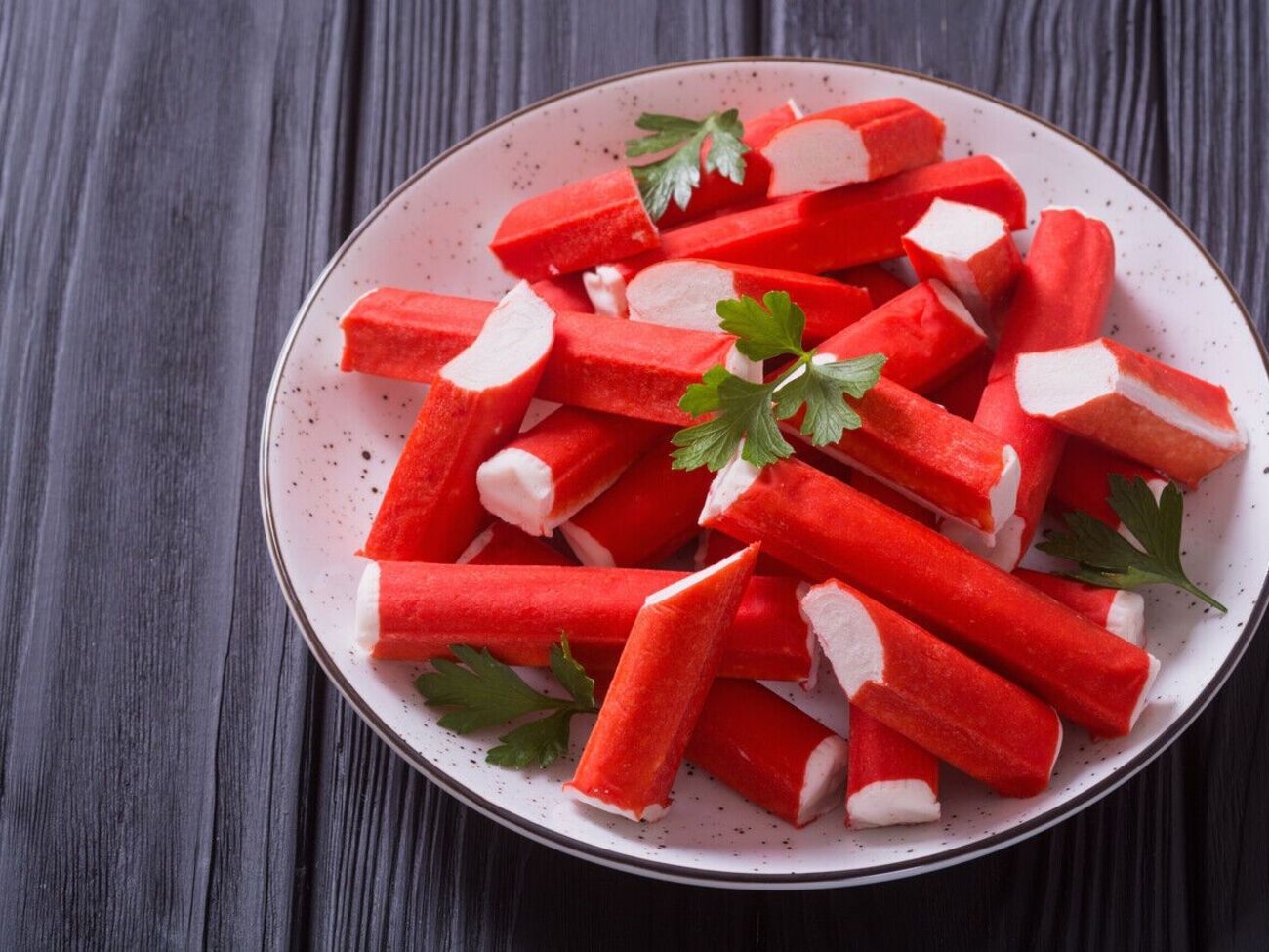 Кроме крабовых палочек для приготовления паштета понадобятся сметана, подсолнечное масло, перец и зелень