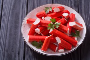 Кроме крабовых палочек для приготовления паштета понадобятся сметана, подсолнечное масло, перец и зелень