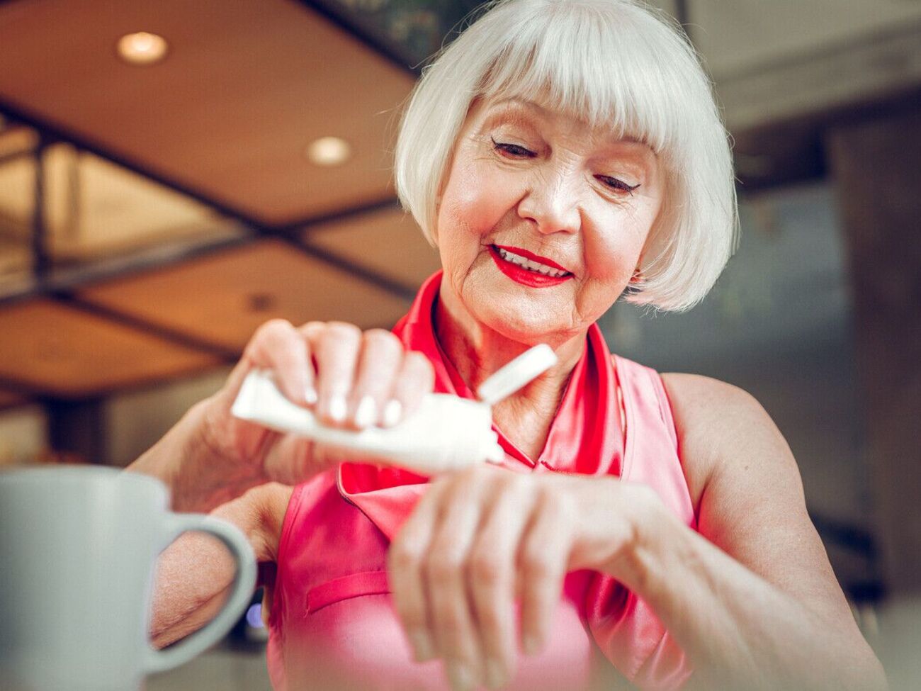 За словами експерта, завдяки огіркам, які входять до складу скрабу, про плями на руках можна буде забути