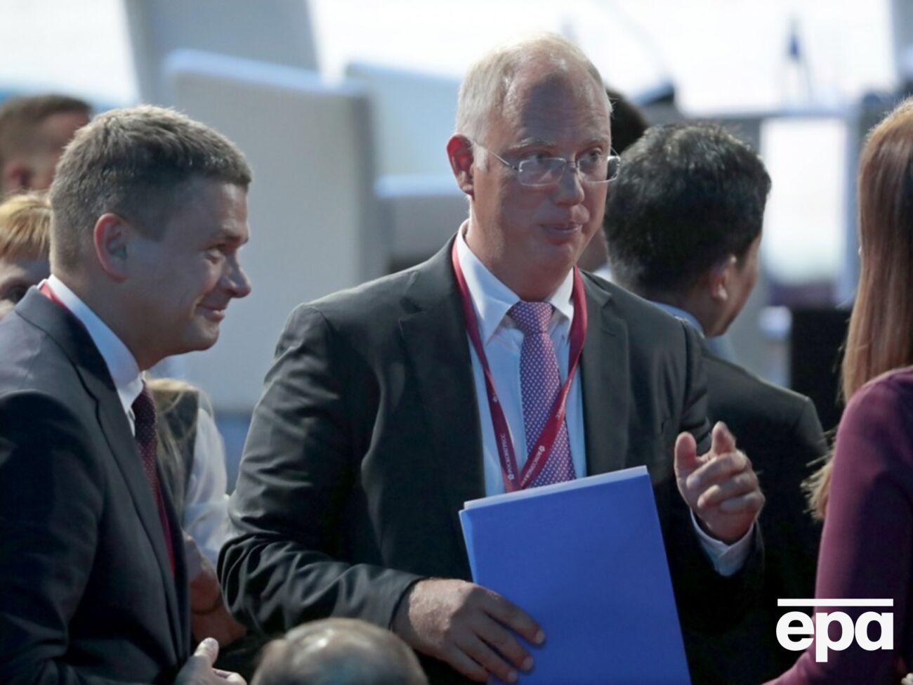 Дмитриев родился в Киеве в 1975 году в семье ученого-биолога