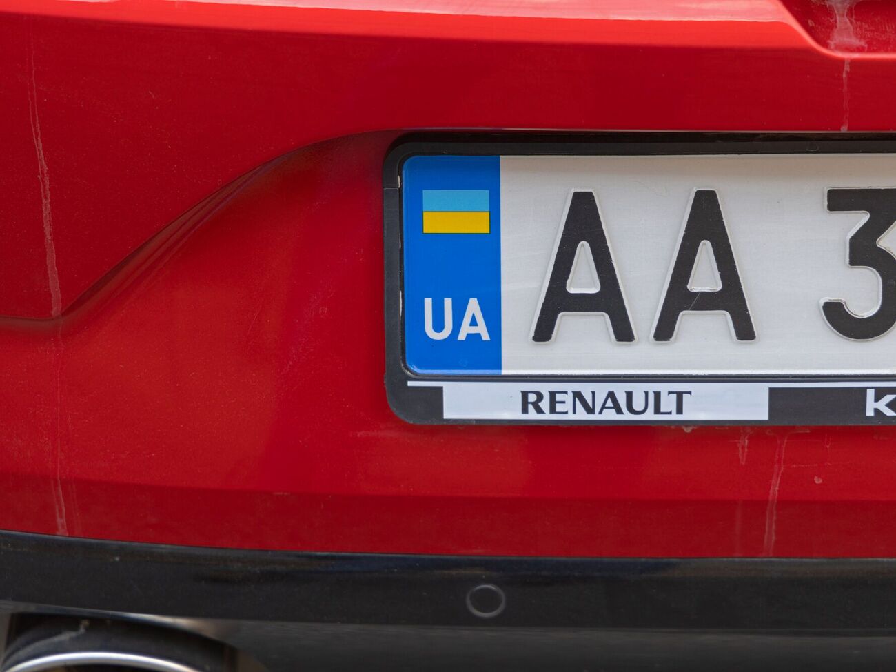 Депутат из Баден-Бадена написал Fuck UA и нарисовал свастику на двух автомобилях с украинскими номерами