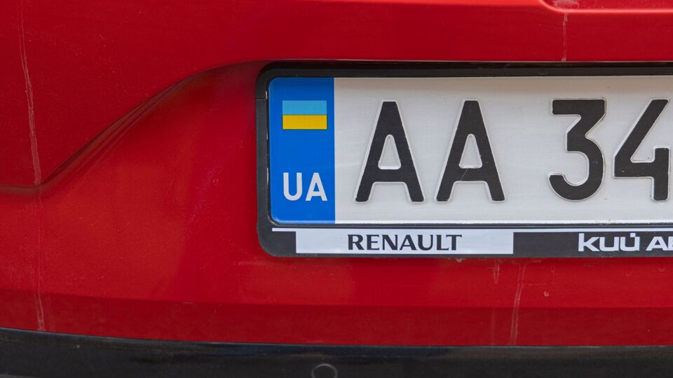 Депутат із Баден-Бадена написав Fuck UA і намалював свастику на двох автомобілях з українськими номерами