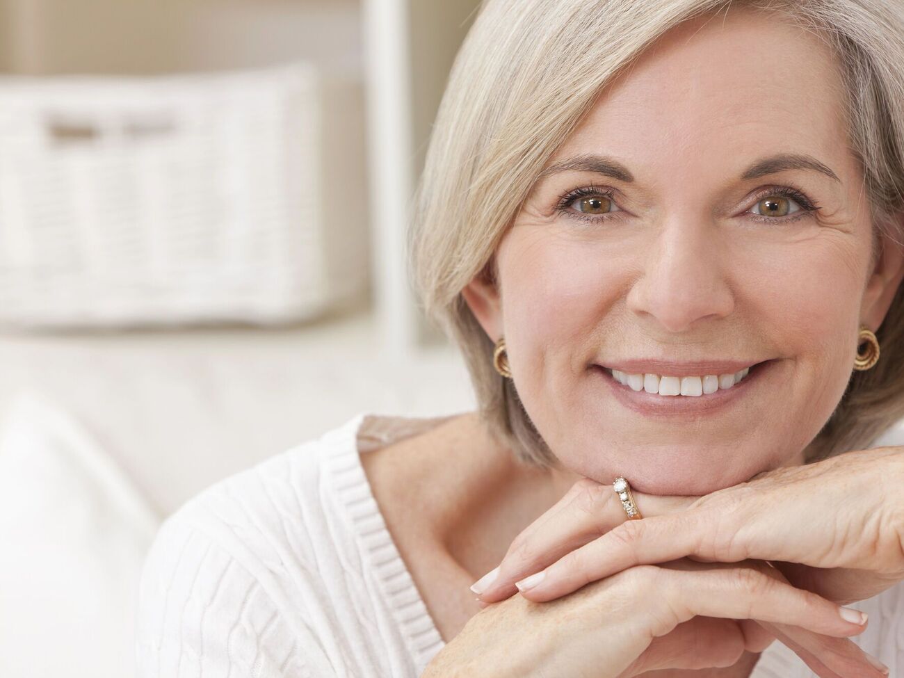 Настой, приготовленный на основе риса, черного чая и лука, нужно наносить на кожу головы до трех раз в неделю