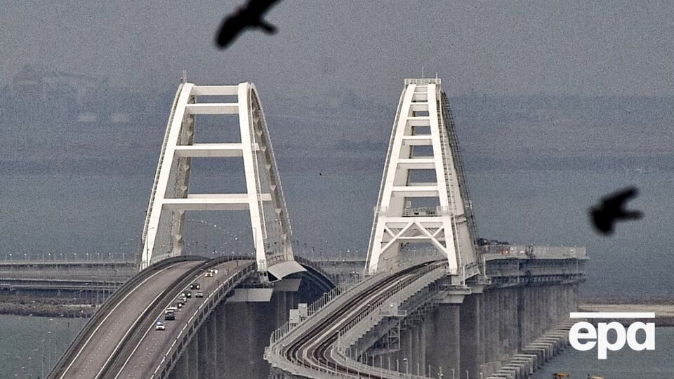 Кримський міст після українських атак росіяни захищають усіма можливими способами, зокрема загородженням із барж
