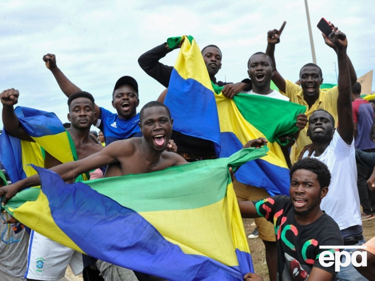 Мятежников население Габона частично поддержало