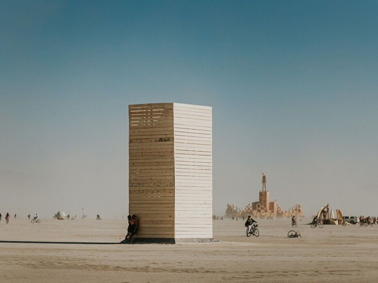 После того как доски сгорели, посетители фестиваля увидели птицу Феникс